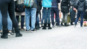 混雑時の出入口付近における適切な動線管理