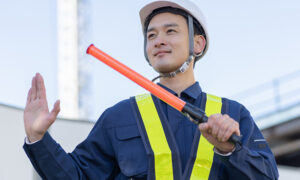 視認性の高い装備と交通誘導員配置の工夫